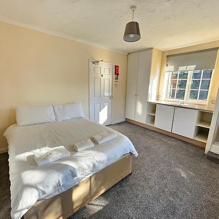 Central Studios 87 Tennyson Road Челтенхам Экстерьер фото