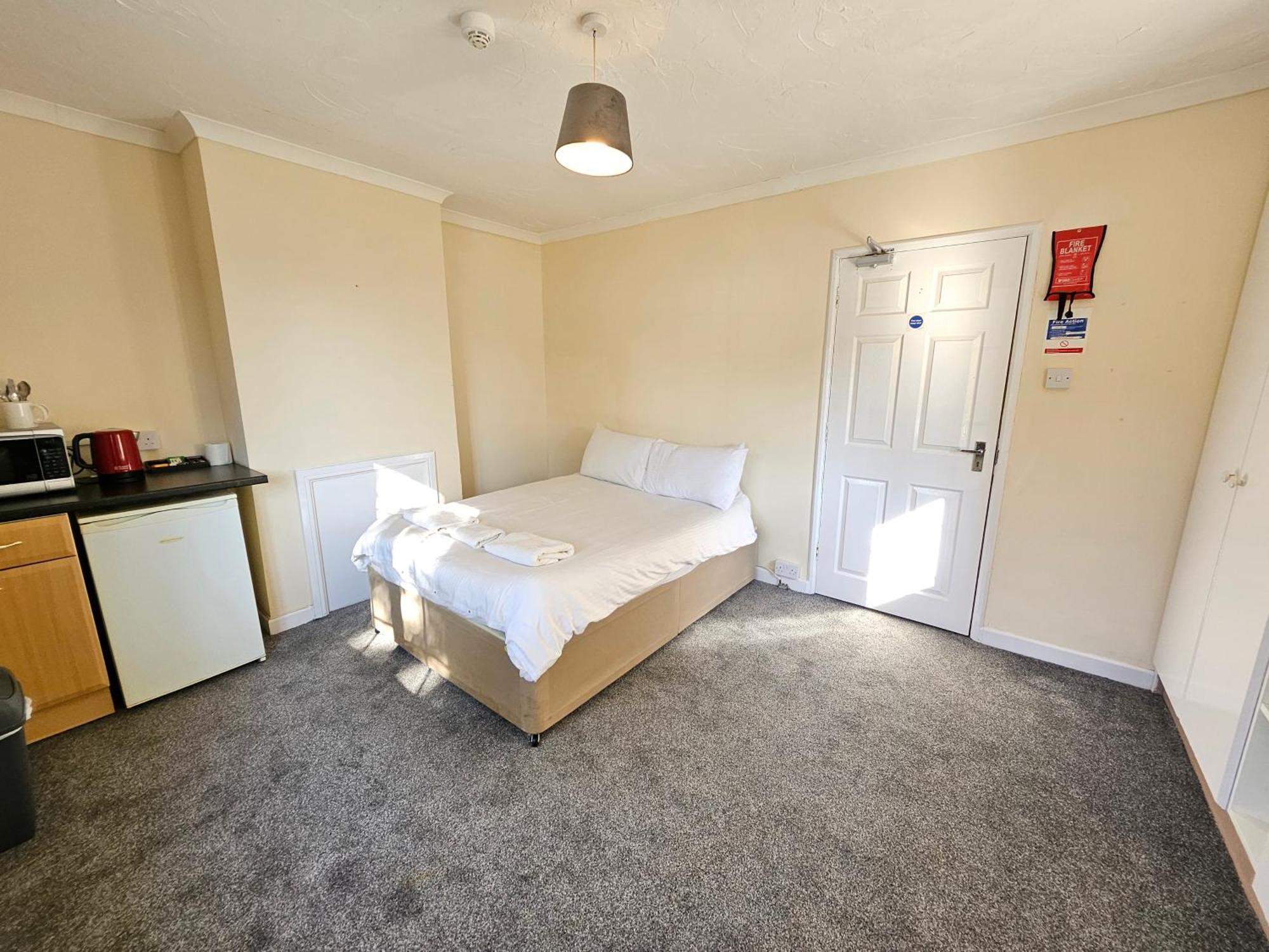 Central Studios 87 Tennyson Road Челтенхам Экстерьер фото